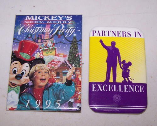 2 Disney Pinback Buttons 1995 Weihnachtsfeier & Partners in Excellence  - Bild 1 von 2