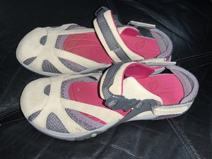 walking sandals size 5