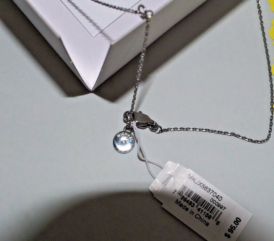 Michael Kors Icónico Recortado Logo MK con Cristales Colgante Collar Plateado Nuevo Tg Foto 2 de 4