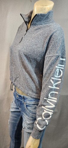 Blusa Top Camisa Calvin Klein CK Gris Cuello Simulado 1/4 Cremallera Recortada MEDIANA USADA - Imagen 7 de 8