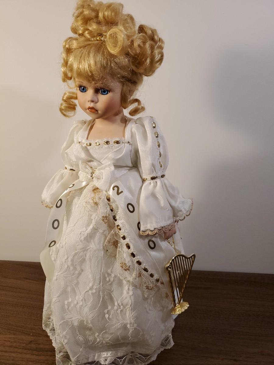 Curiouser ang Curiouser 青と白のドレス EFANBEE Porcelain Doll Blonde Hair Blue Eyes White Dress 2000 with