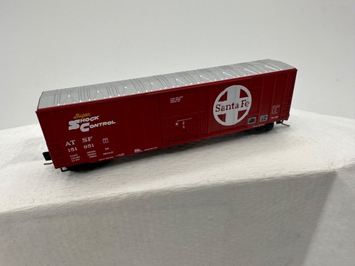 Atchison, Topeka y Santa Fe, coche de caja lateral acanalada de 50', puerta enchufable, Rd# ATSF 151951 | Zustand: New