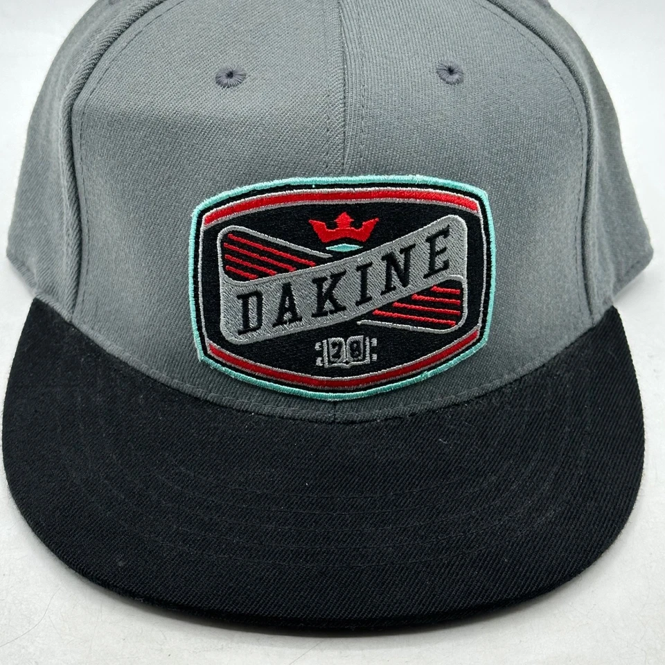 Boné Dakine masculino ajustado 7 1/4 - 7 5/8 elástico cinza preto logotipo adesivo - Imagem 2 de 4