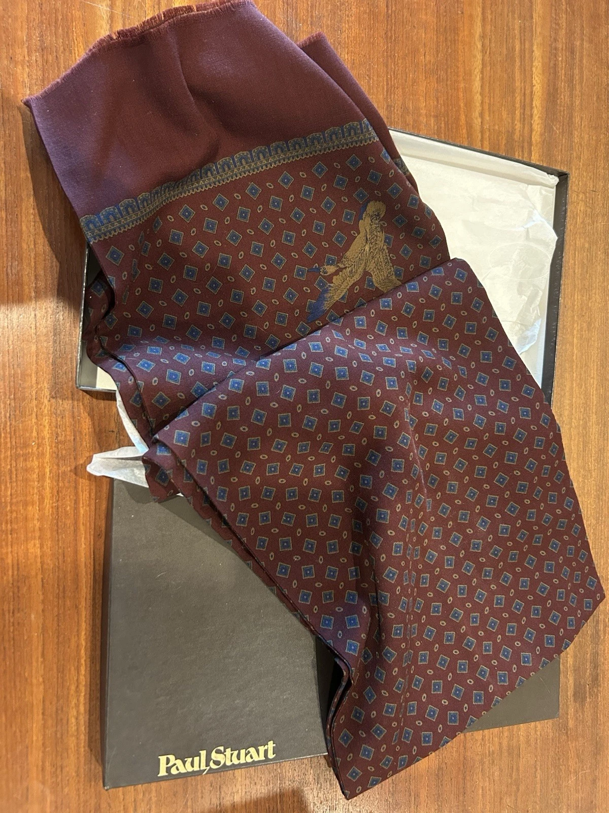 Paul Stuart Men's Burgundy Patterned scarf.
Opens in a new window or tab