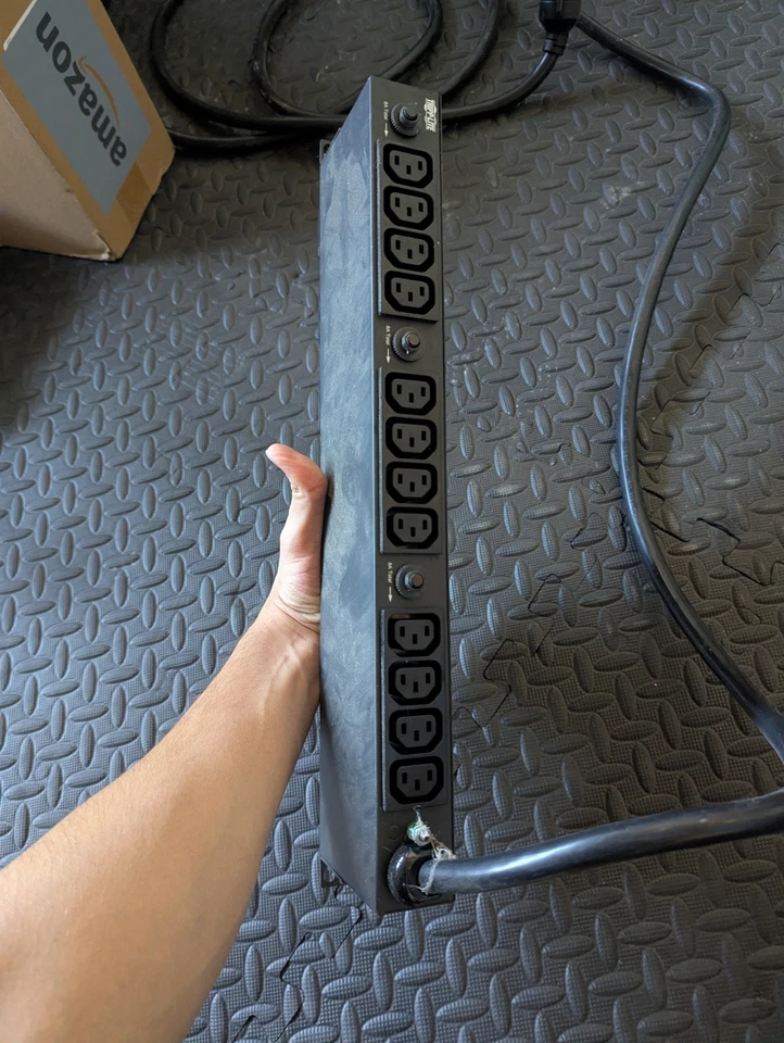 Tripp-lite Basic PDU, 30 A, 20 outlet with 16 c13 & 4 c19- 200/208/240V, L6 30 P - Image 3 of 4