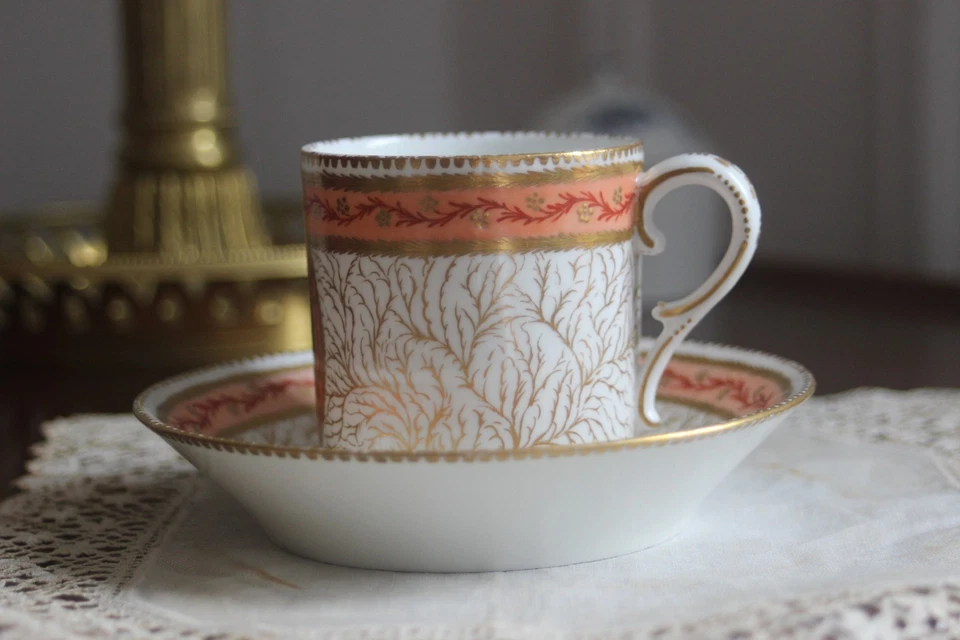 Tasse, sous-tasse litron porcelaine Paris manufacture de la Reine, rue Thiroux - Photo 2/4