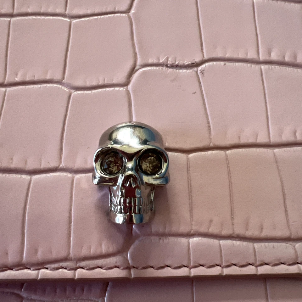 Bolso Calavera Alexander McQueen con Estampado de Cocodrilo en Rosa Foto 3 de 4
