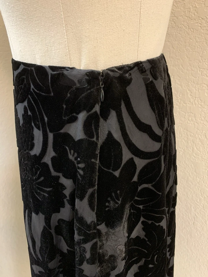 Falda Burnout Floral Terciopelo Negra Línea A Talla 12 Cachichoso Oscuro Romántico Años 90 Usada en Excelente Condición Foto 3 de 4
