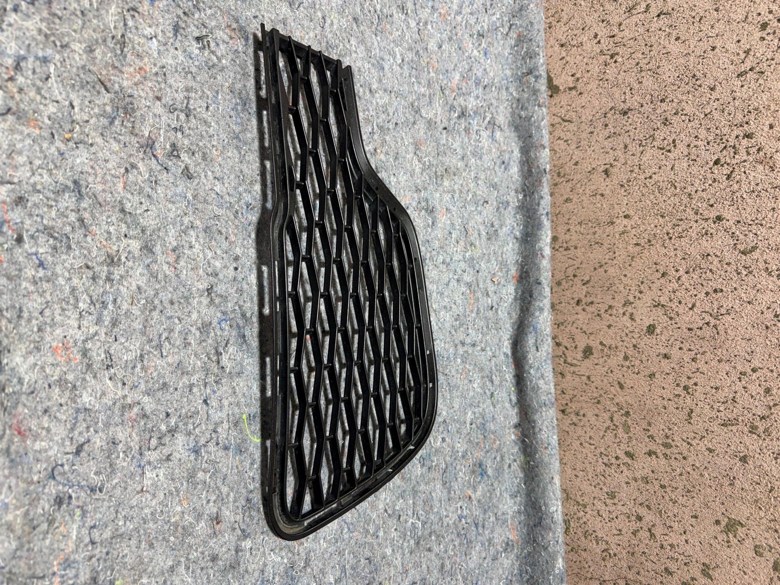 14-17 MASERATI GHIBLI FRONT RIGHT BUMPER LOWER GRILLE BEZEL COVER 670010765 OEM
