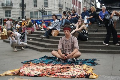 Foto A2 Ein Mann meditiert am Fuße der Statue von Eros Westminster c2014