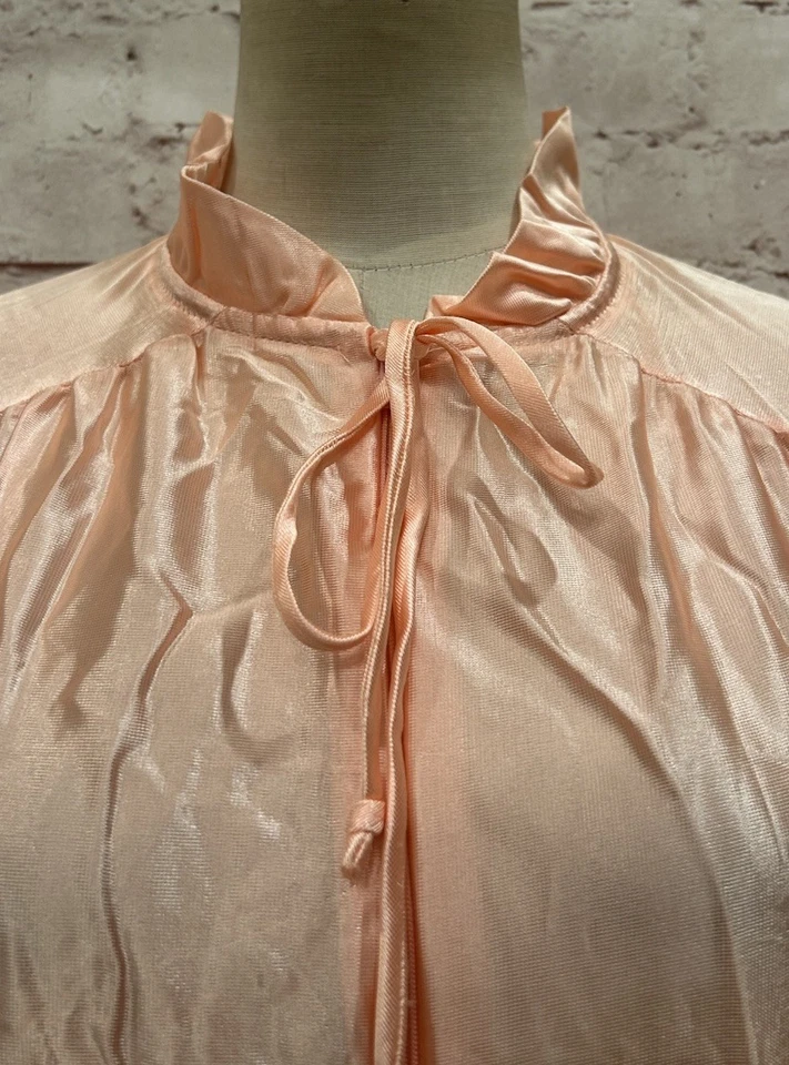 Bata de colección años 70 SEARS At Home Wear rosa brillante satinado cremallera frontal Mumu cuello alto Foto 3 de 4