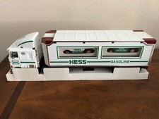 HESS TOY TRUCK CHRISTMAS 1997 TOY TRUCK AND RACERS NIB