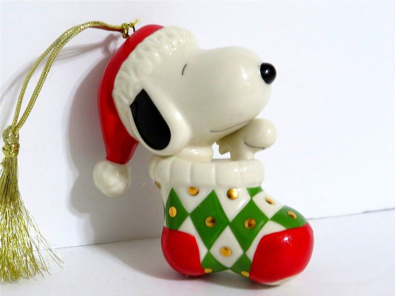 SNOOPY PEANUTS CHARLIE BROWN LENOX FINE CHINA CHRISTMAS ORNAMENT FIGURE 2003