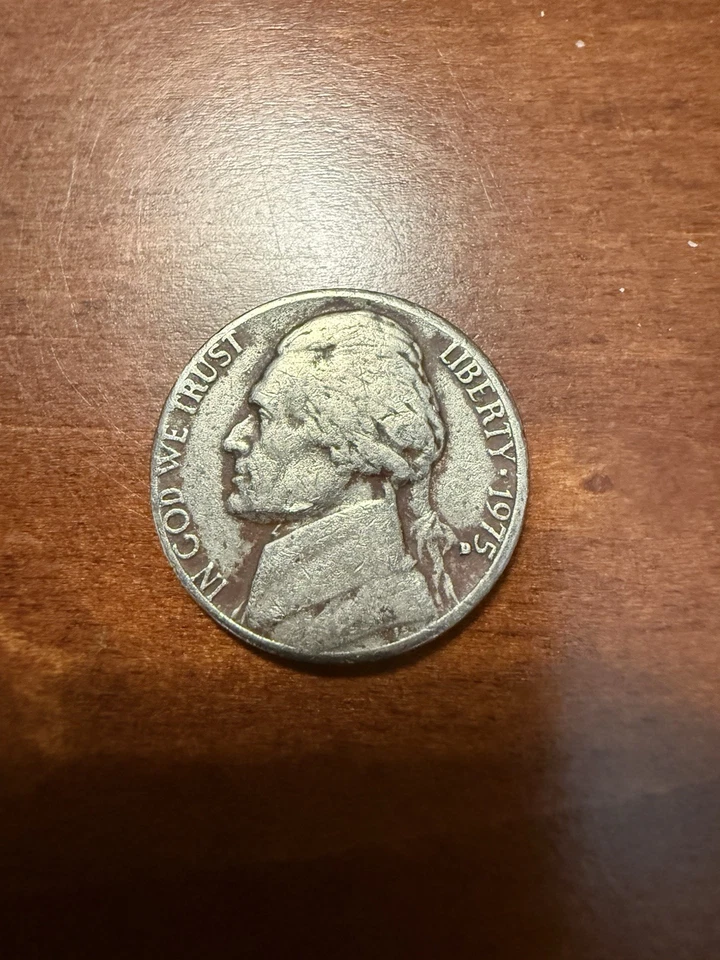 D Nickel 1975 con alta marca de ceca fuera de lugar Foto 2 de 4