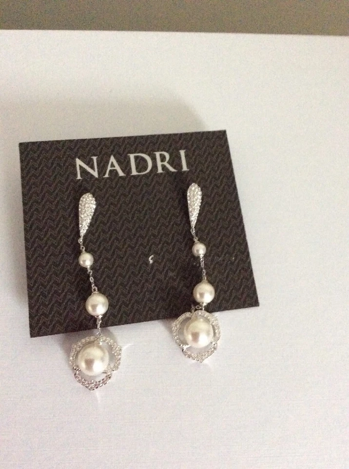 Pendientes Nadri Silvertone Rosaline imitación perla cristal en forma de V #81 $70 Foto 3 de 3