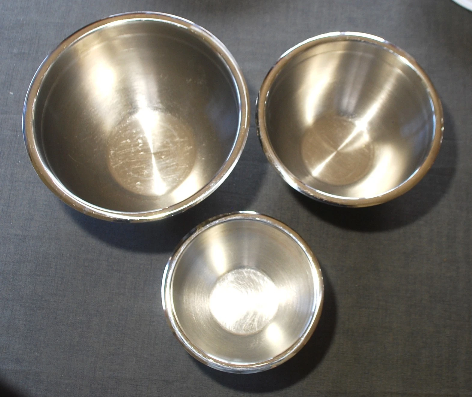 Set of 3 LE CREUSET Stainless Steel Mixing Bowls with Lids & Silicone Base
Opens in a new window or 