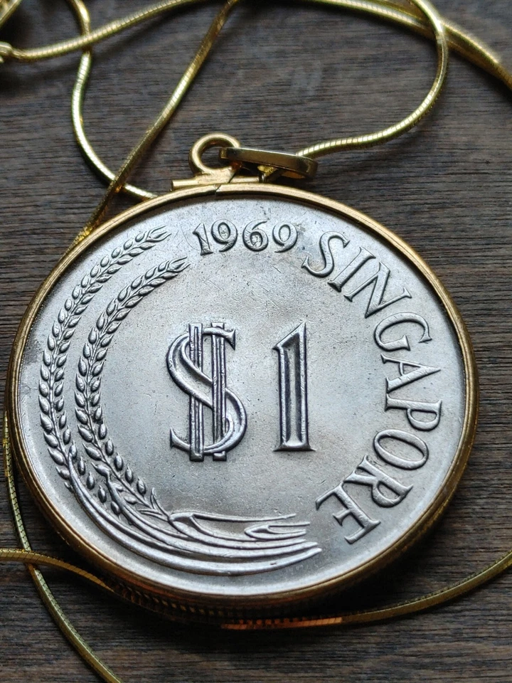 1969 Singapore Brilliant Lion Dollar Pendant on a 20" 18KGF Filled Chain 34mm - Image 3 of 4