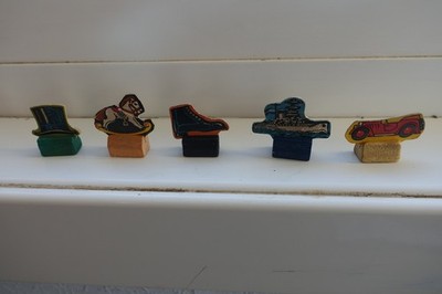 5 x Karten und Holz Monopoly Spielfiguren um 1940