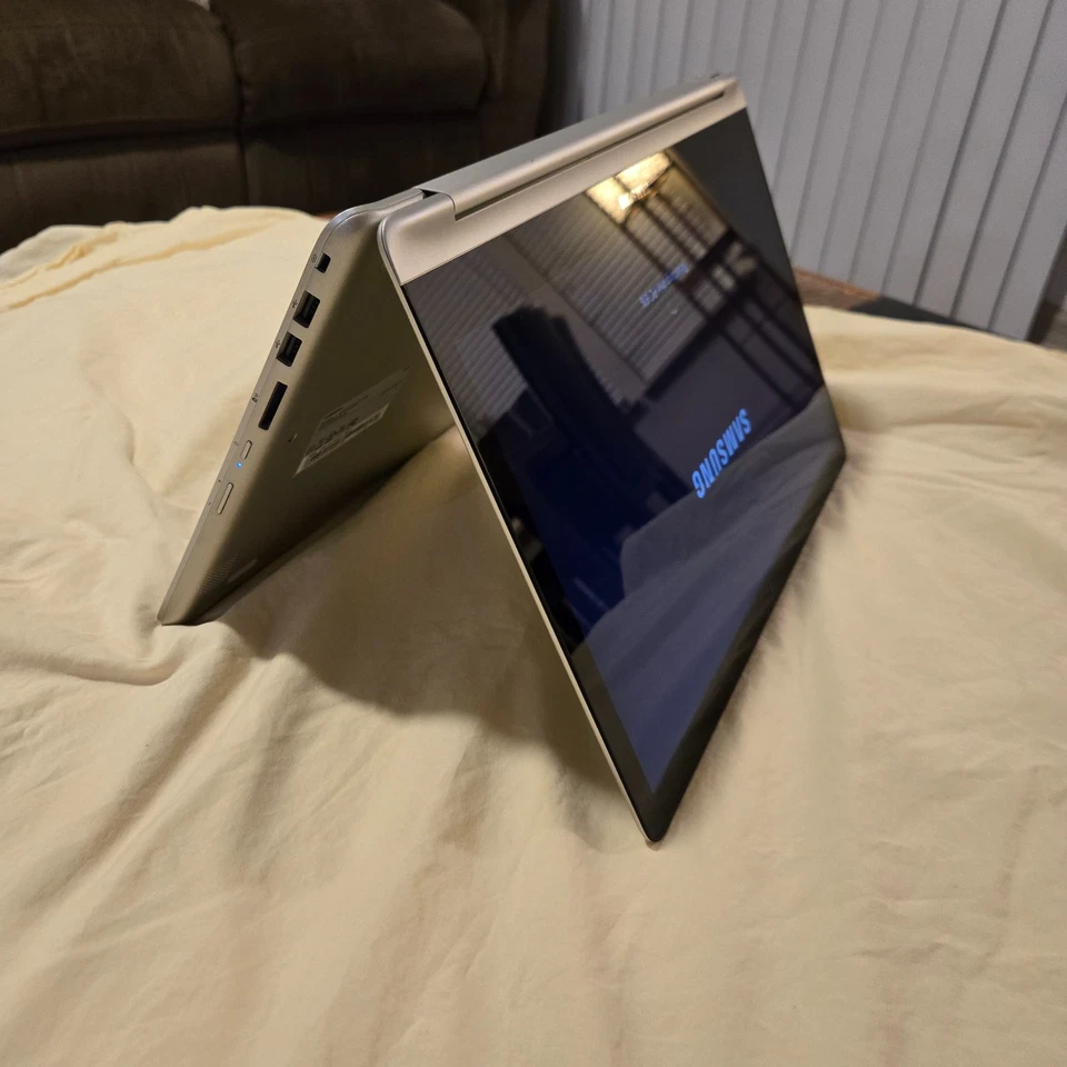 Portátil Samsung - 2 en 1 con pantalla táctil de 15,6" - Intel Core i7 - 12 GB de memoria - NVID Foto 3 de 4