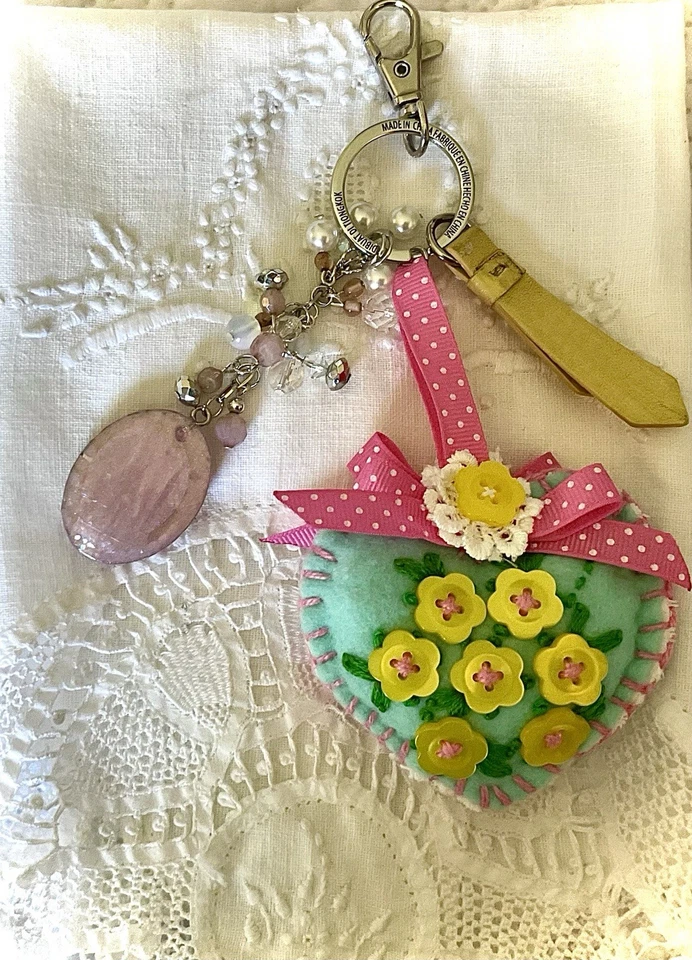 Hecho a mano Acolchado Corazón Llavero Cartera Dije con Flores Arcos y Botones Foto 4 de 4