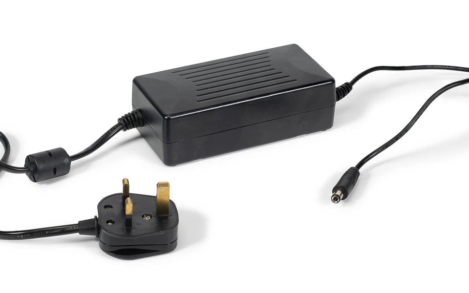 Hornby (R7337) 15v - 4Amp DCC Transformer + 15V Power Supply Adapter Bundle - Image 2 of 4