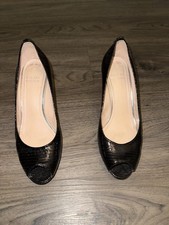 Stuart Weitzman Logo Plainfield Pump Black Snake Embosse Patent Leather Peep 7M