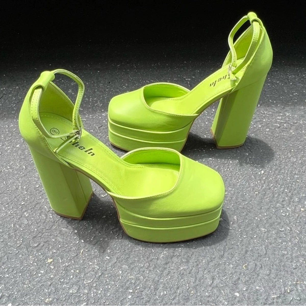Green platform pumps top