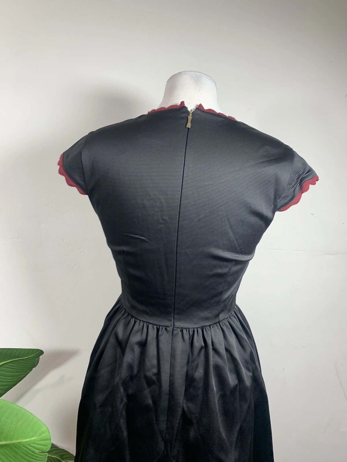 Abito Kate Spade New York nero a forma di V taglia 4