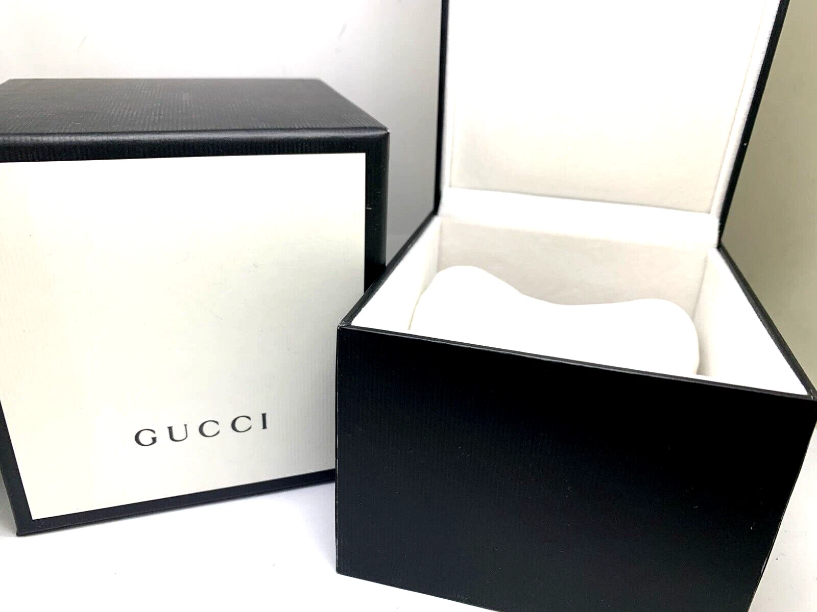 Coffret montre Gucci présentation carton noir blanc présentoir cadeau vide