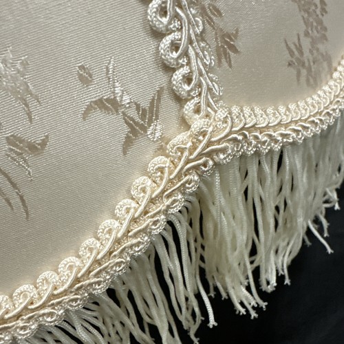 Elegante pantalla de lámpara victoriana vintage de seda crema bordada con flecos marfil - Imagen 3 de 10