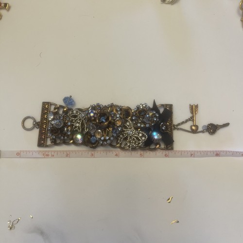 "Pulsera vintage Betsey Johnson corazón lazo azul estrás 2"" ancho 3D 7,25""" - Imagen 8 de 9