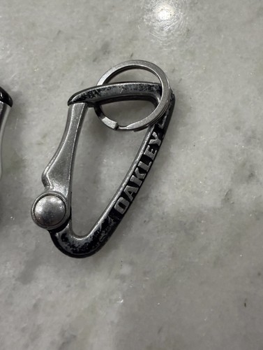 ONE (1) OAKLEY SMALL CARABINER KEYCHAIN KEY CHAIN BLACK USED NEW DISPLAY RARE