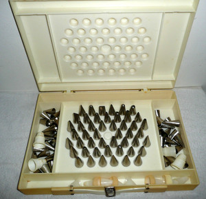 VTG MAGIC LINE PROFF DECORATING KIT 85 METAL TIPS ICING PIPING NOZZLES HONG KONG