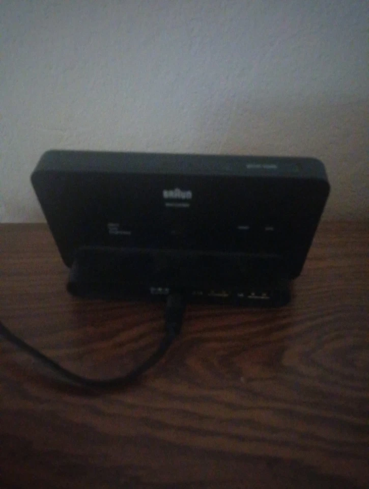 Braun Digitaler Wecker mit Bluetooth, LCD Display, 2x USB, Schwarz (gebraucht) - Bild 3 von 4