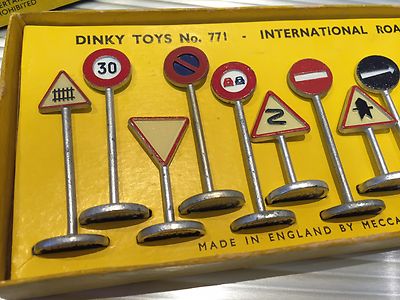 DINKY TOYS no771 ロードサイン s-l400.jpg