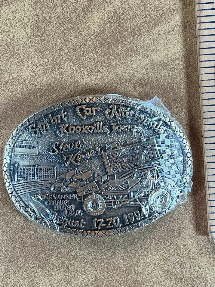 Hebilla de cinturón de latón fundido en arena Knoxville Raceway Nationals Steve Kinser 1994 Foto 2 de 4
