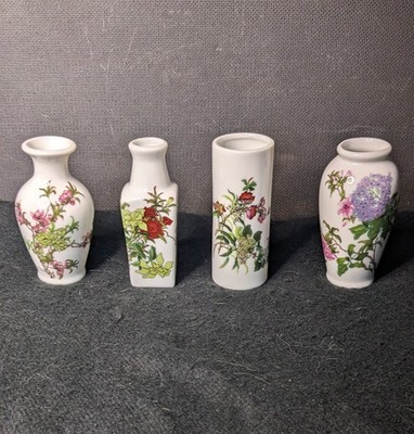 Vintage Schachtel chinesisches Kunstporzellan mit vier Knospenvasen je 10 cm hoch