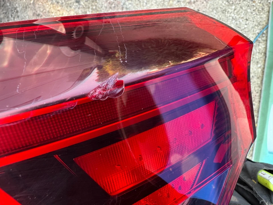 LUZ LED TRASERA IZQUIERDA ORIGINAL VOLKSWAGEN POLO 2023 2G0945095F LENTE ASTILLADA Foto 2 de 4