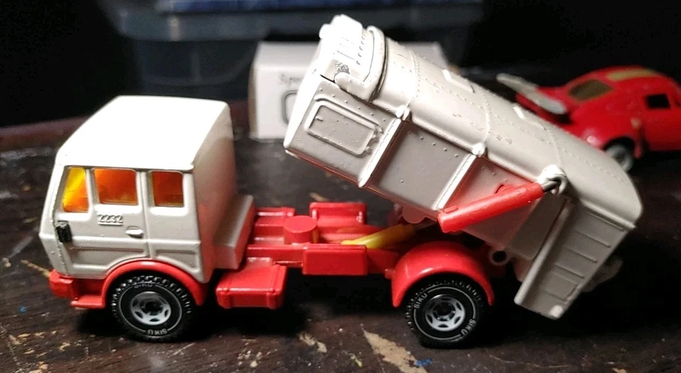 Siku Mercedes 2232 Garbage Refuse White/Red Truck - 1/55 Scale Diecast - Image 2 of 4