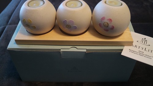 PartyLite P9278 Springtime Gartenkugeln Floral Keramik Kerzenhalter/Holzsockel - Bild 2 von 2