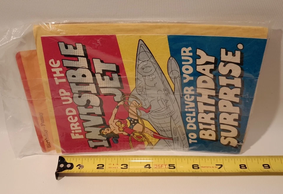 Tarjeta de cumpleaños Hallmark Wonder Woman DC Comics encendida The Invisible Jet divertida Foto 3 de 3