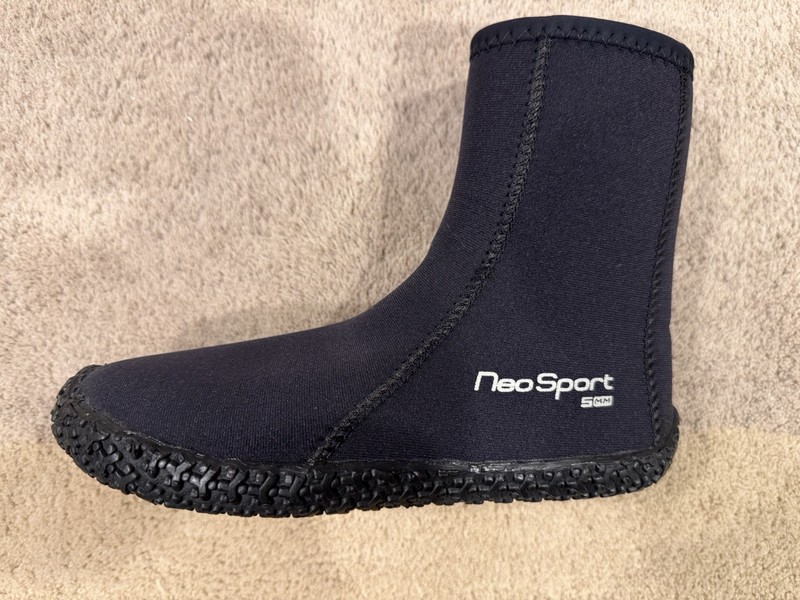 NeoSport 5mm kids wetsuit booties (water shoes) size 3 Youth