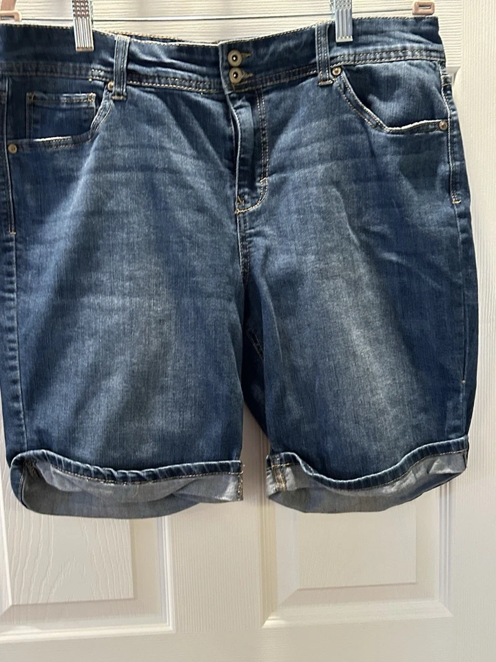 STYLE & CO~ Size 12 ~ DENIM SHORTS~ 5 Pockets ~ VGC ~ - Image 2 of 4