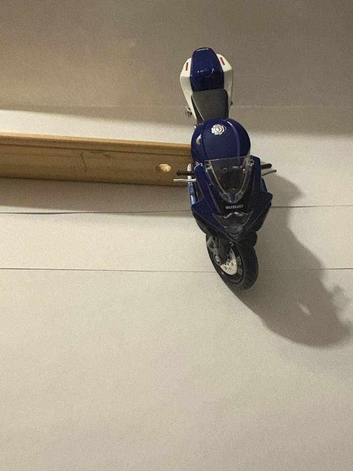 Maisto & Suzuki Motorcycles Preowned - Image 2 of 4