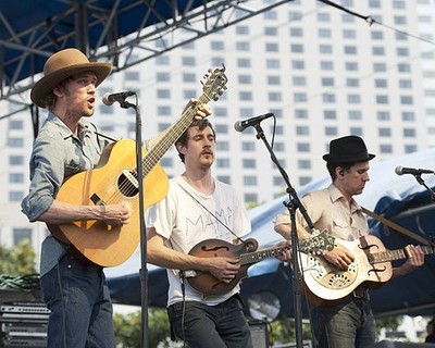 Willie Waton Cory Younts Gill Landry of Old Crow Medicine Show per- Old Photo 2