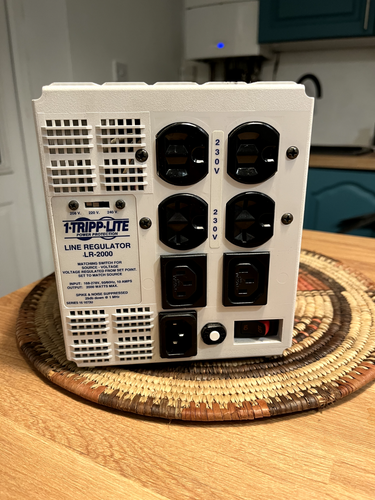 TRIPP.LITE LR2000 line regulator, computer, power surge etc. - Photo 2/4