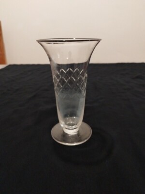 Stuart Kristall - Vase in Trompetenform mit Fuß und Diamantschliff & Kragenfuß