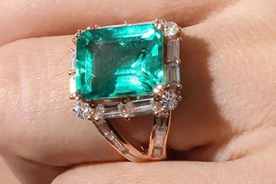 Anillo de aniversario de diamantes y esmeraldas naturales talla esmeralda de 5,50 quilates de oro rosa de 14 k 8 Foto 3 de 4