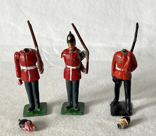 3 soldats jouets anciens en plomb peint abîmés peut-être modèles moulés maison #62-514