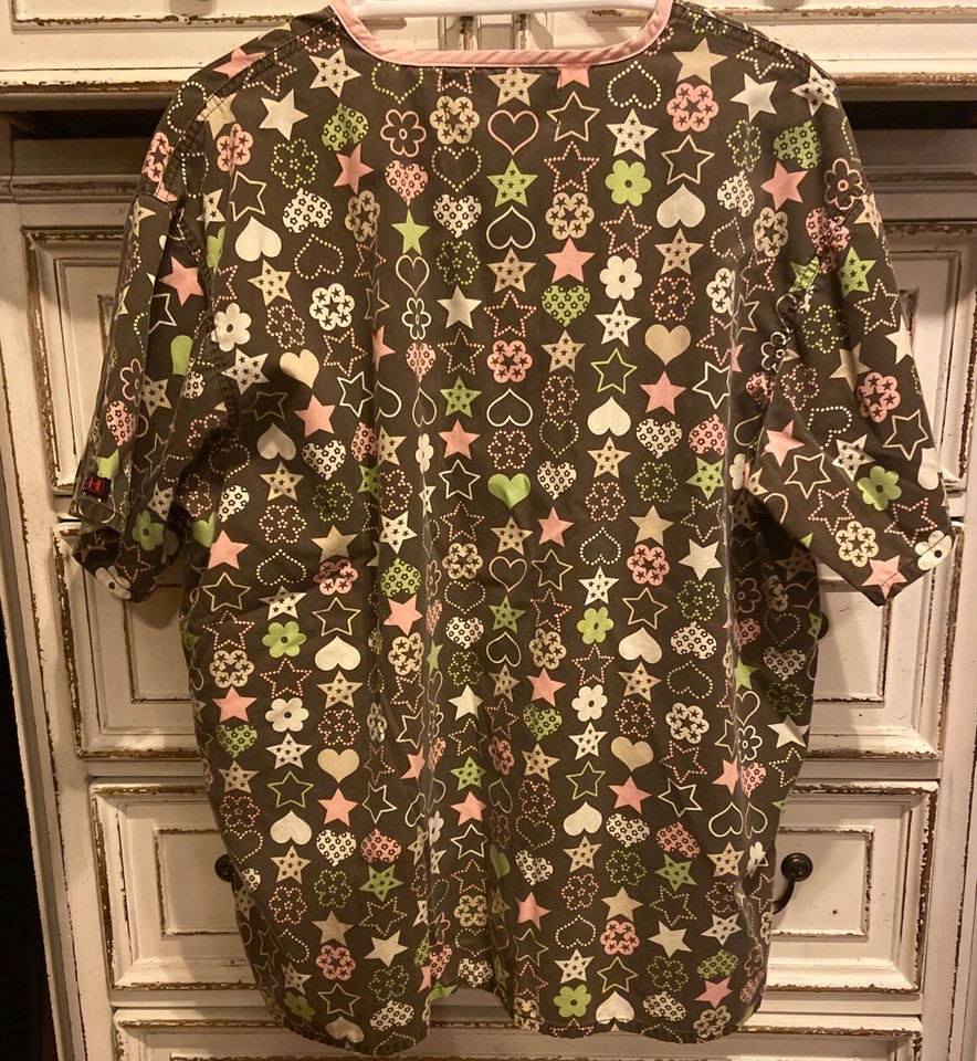 Sutiã Uniformes Feminino Cinza com Rosa, Verde e Branco Estrelas e Corações Esfoliantes Top. Tamanho XL. Usado - Imagem 4 de 4